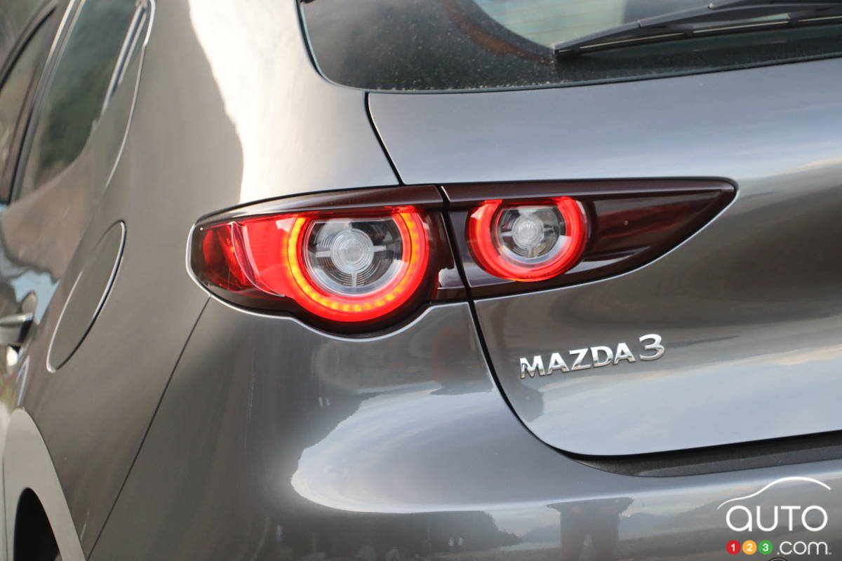 La Mazda3 GT 2024, feu, écusson