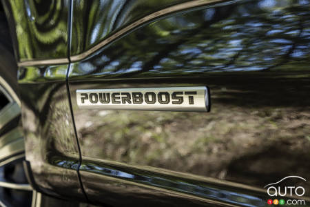 Écusson PowerBoost sur le Ford F-150 Platinum 2024