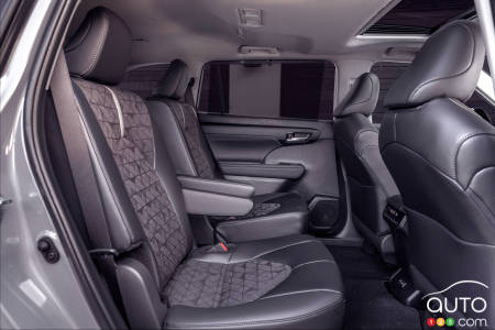 2024/25 Toyota Highlander, second-row seating