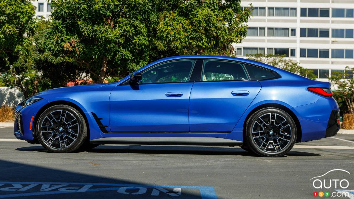 La BMW i4 2026, de profil