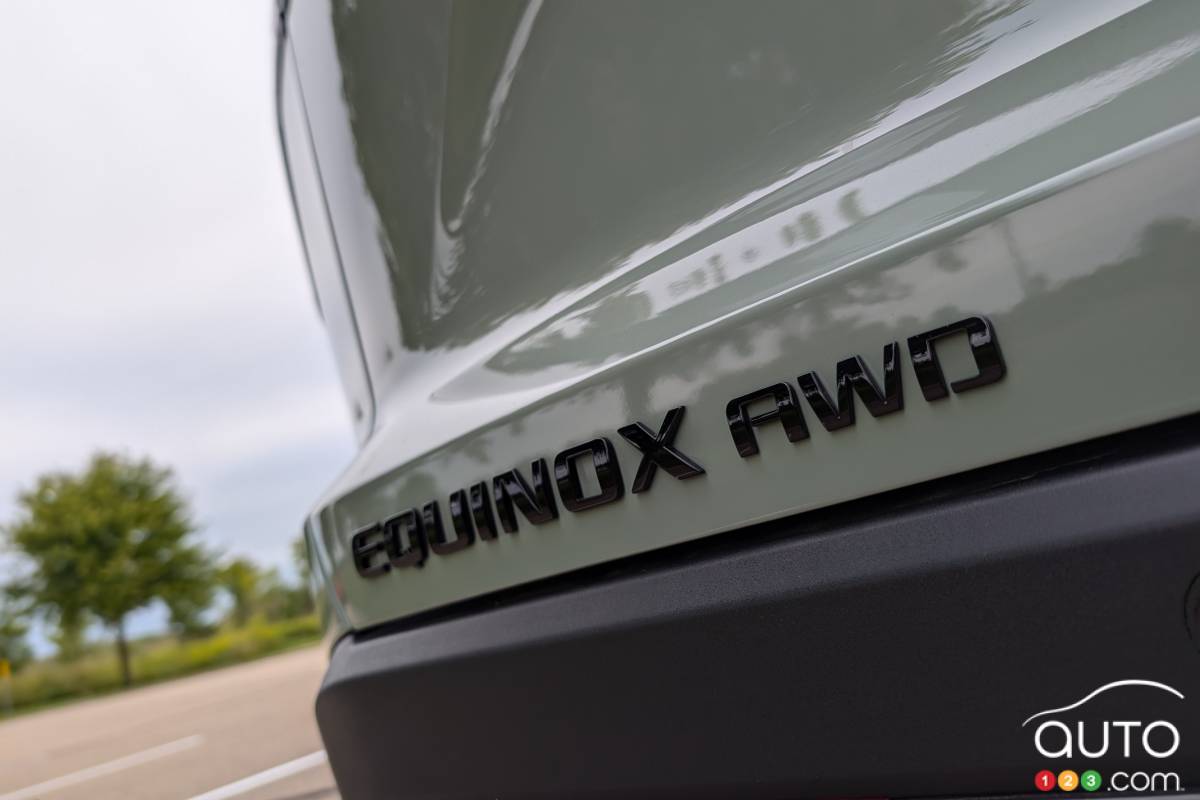 2025 Chevrolet Equinox Activ, badging