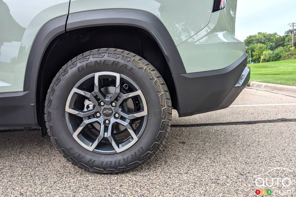 2025 Chevrolet Equinox Activ, AT tire