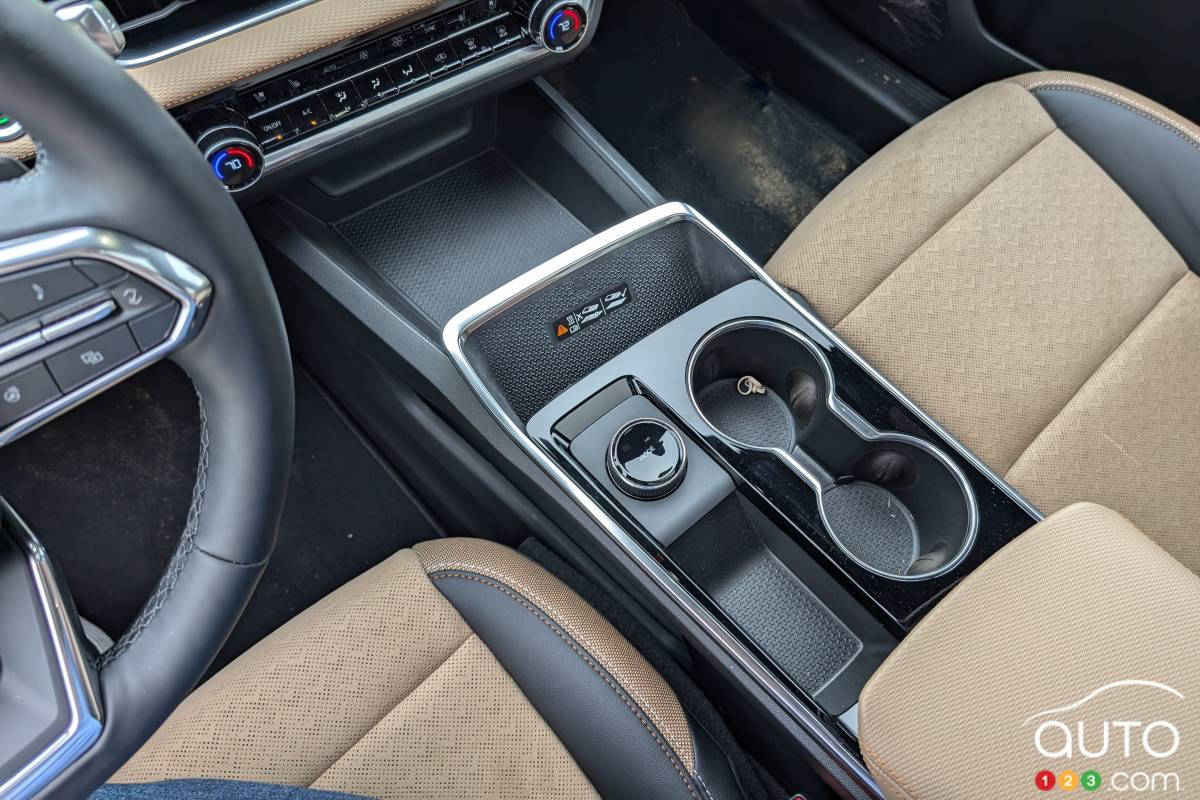 2025 Chevrolet Equinox Activ, central console