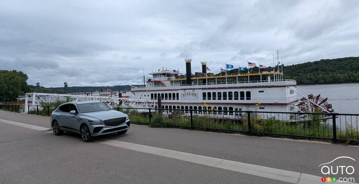 Notre Genesis GV80 Coupé 2025, à côté d'un bateau fluvial sur le Mississippi