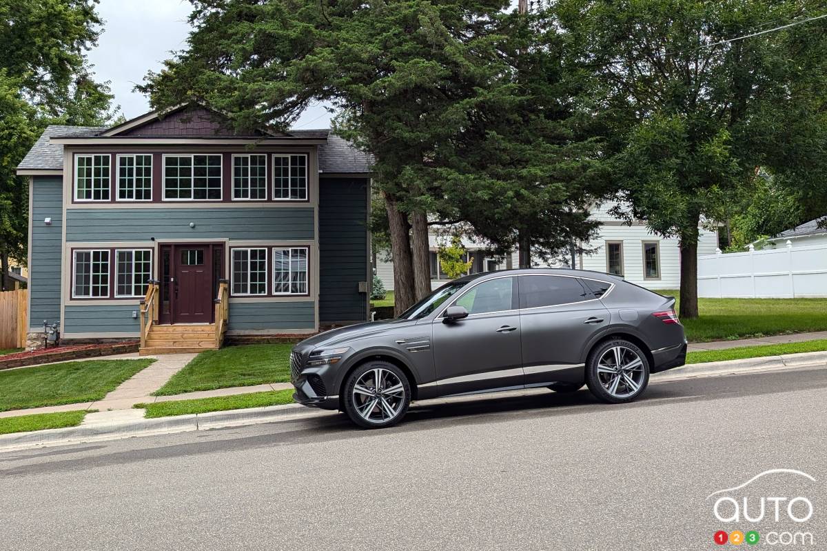 Genesis GV80 Coupé 2025, en gris, de profil