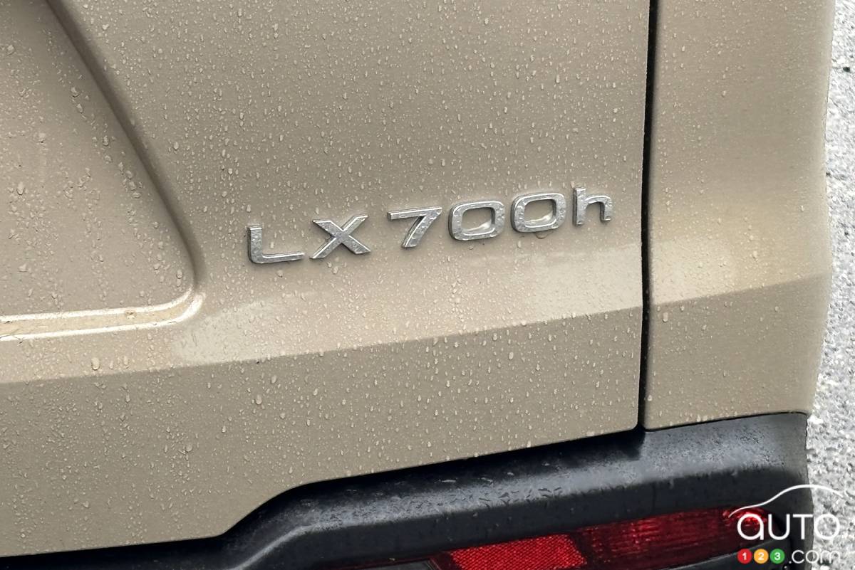 Lexus LX 700h 2025, écusson