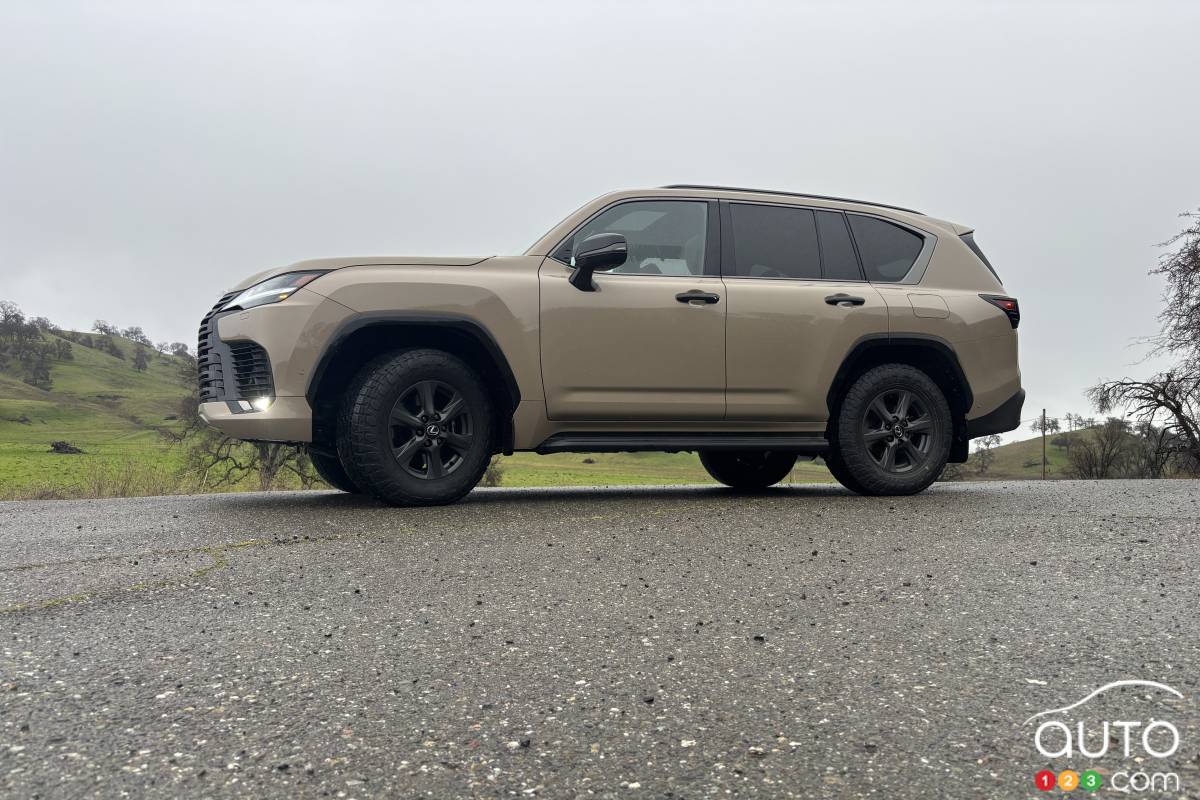 Le Lexus LX 700h 2025