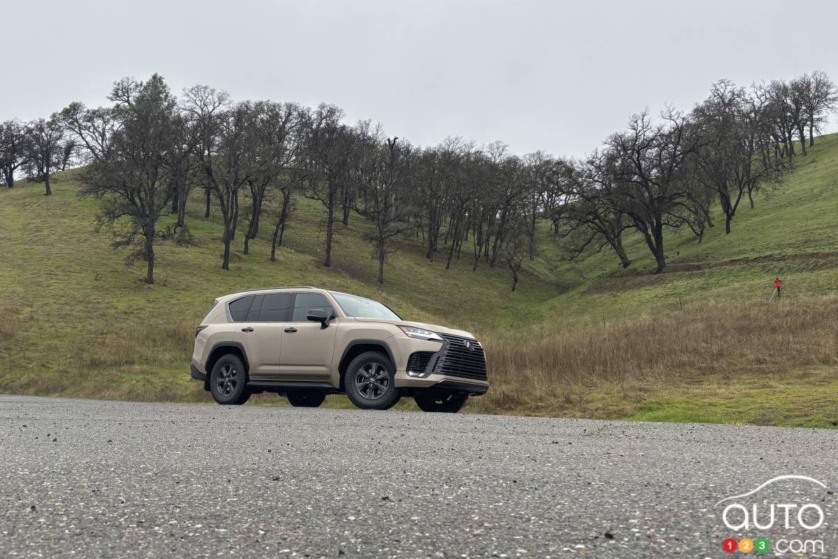 Lexus LX 700h 2025, sur la route