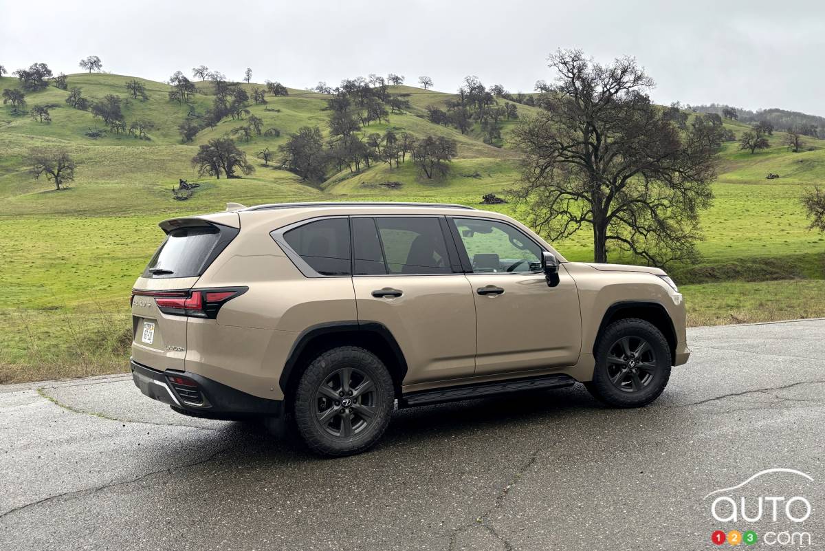 Lexus LX 700h 2025, de profil