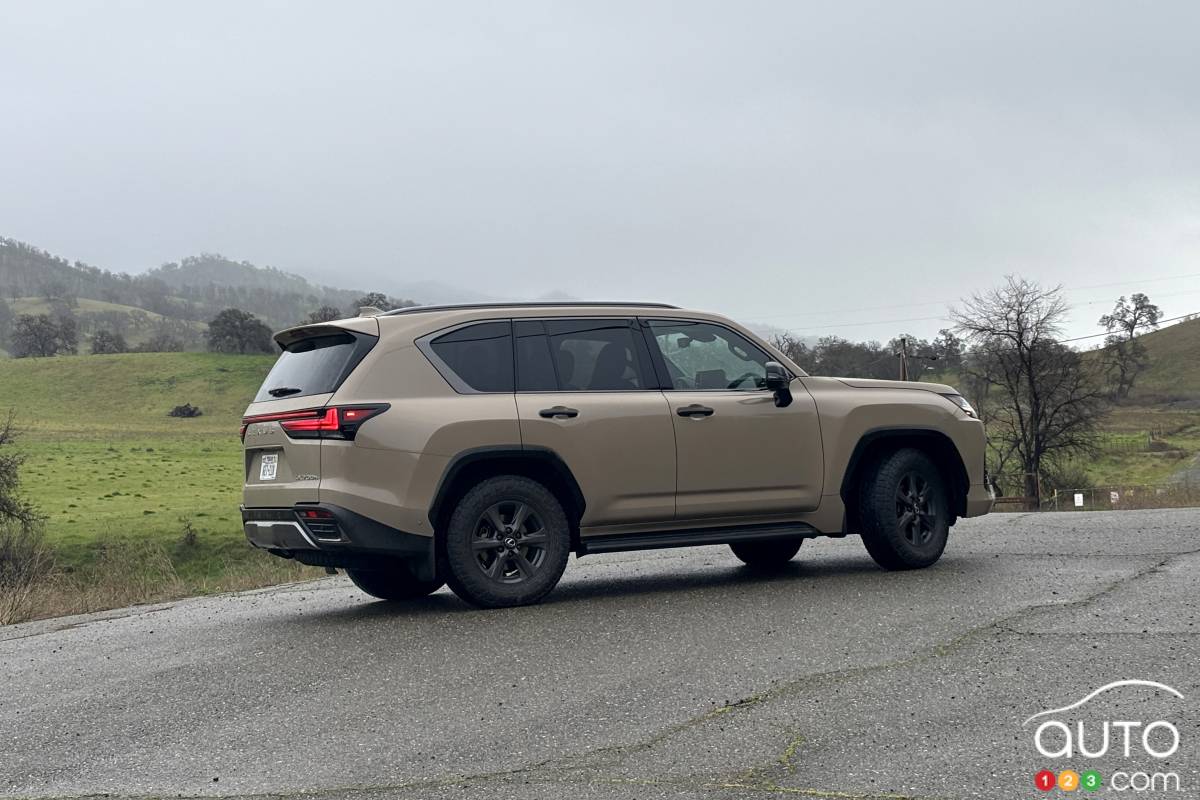 Lexus LX 700h 2025, trois quarts arrière