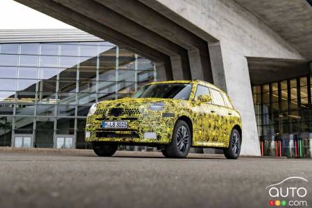 Mini Countryman EV cmouflaged