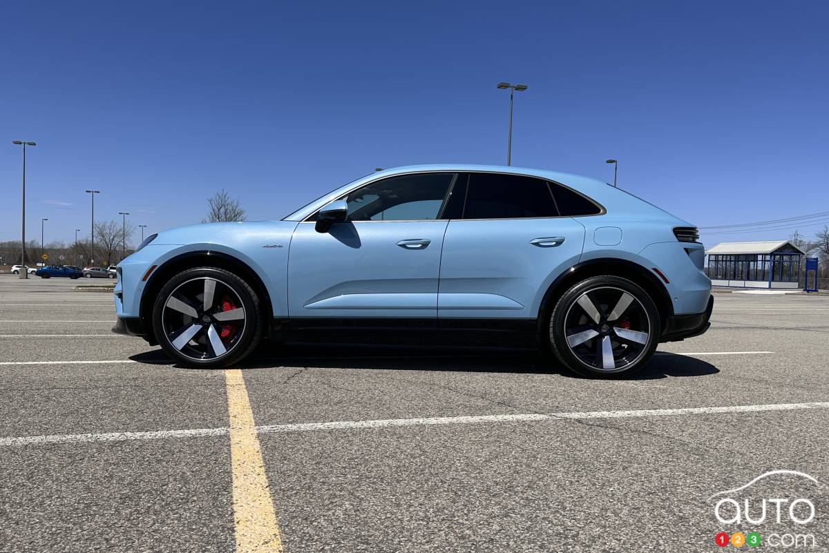 Porsche Macan Turbo électrique 2025, de profil