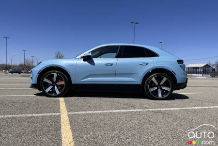 Porsche Macan Turbo électrique 2025, de profil