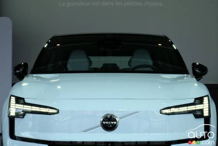 Volvo EX30 2025, calandre, phares