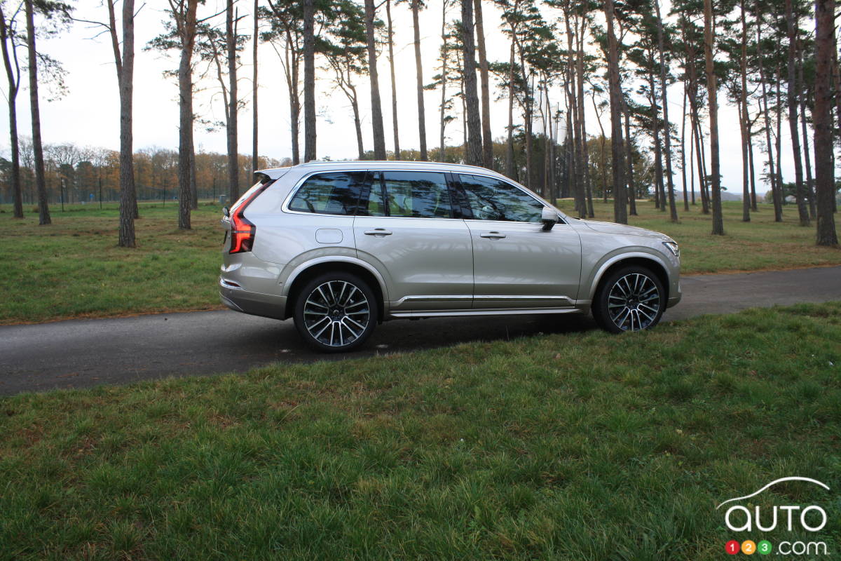 Volvo XC90 2025, de profil