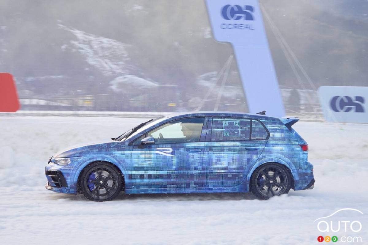 Volkswagen Golf R 2025 camouflée, de profil