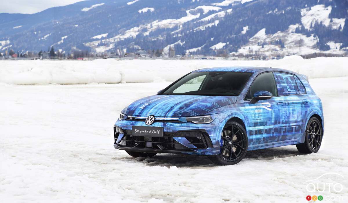 Volkswagen Golf R 2025 camouflée, avant