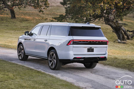 2025 Lincoln Navigator, three-quarters rear