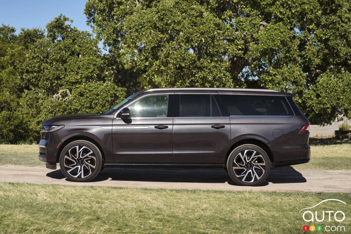 Lincoln Navigator 2025, de profil