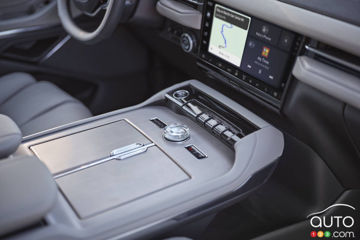 Lincoln Navigator 2025, console centrale