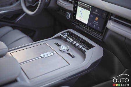 2025 Lincoln Navigator, central console