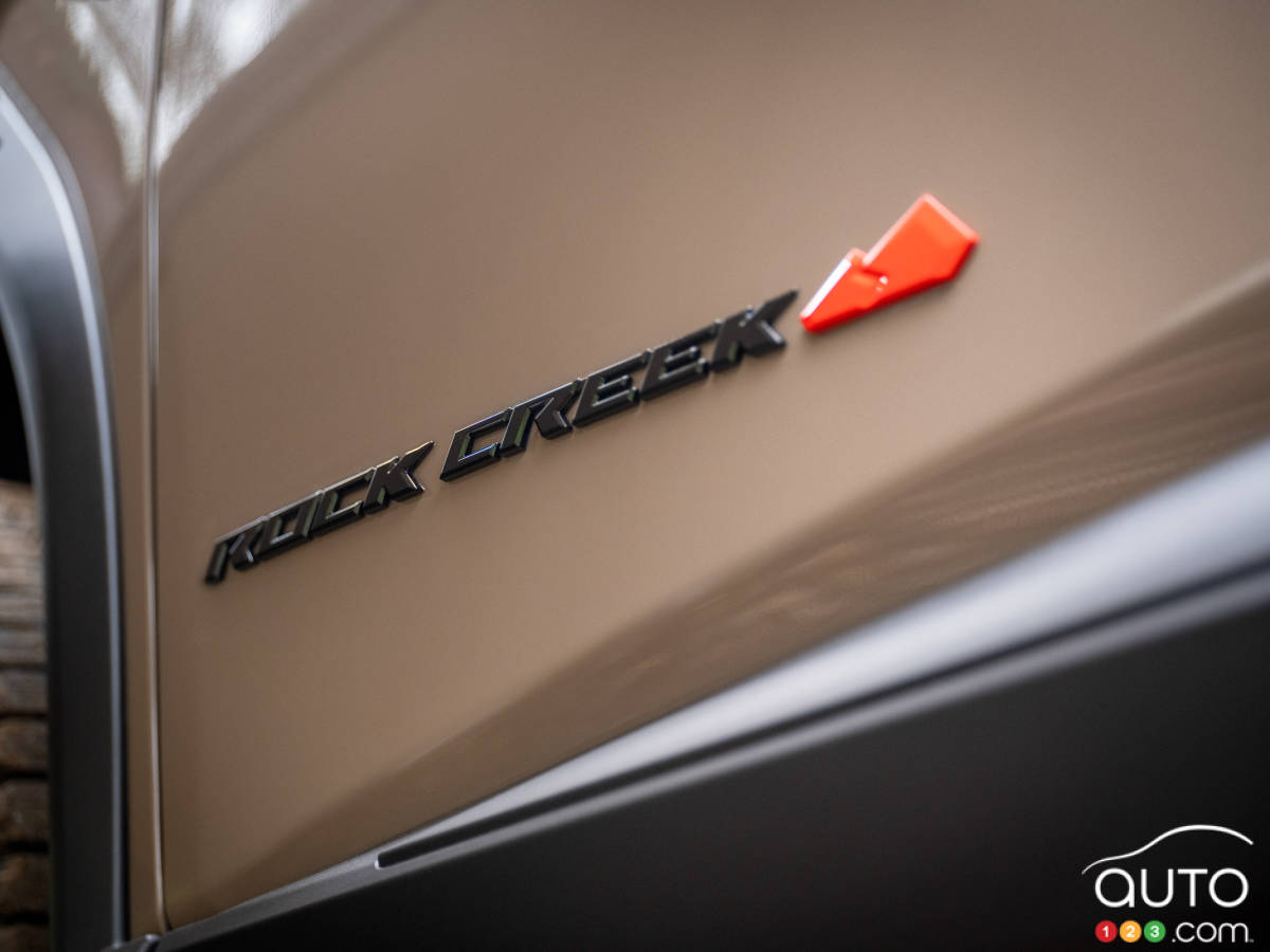 Nissan Rogue Rock Creek 2025, écusson