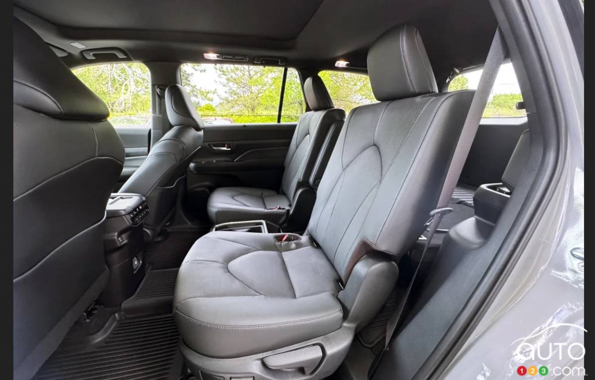 Dans le Toyota Highlander hybride 2025
