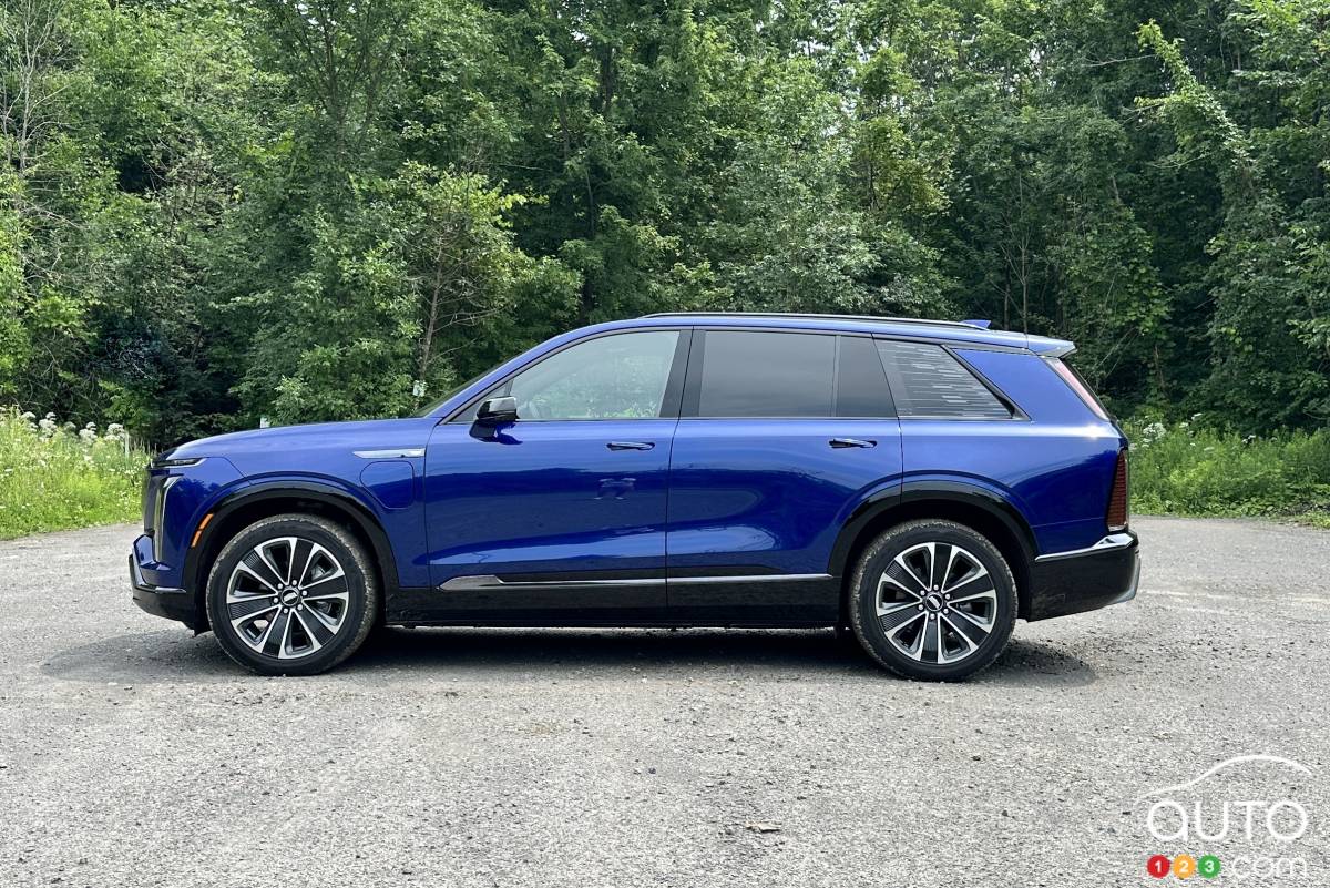 Cadillac Vistiq Sport 2026, de profil