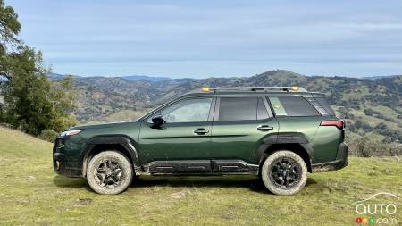 Subaru Outback Wilderness 2026, de profil