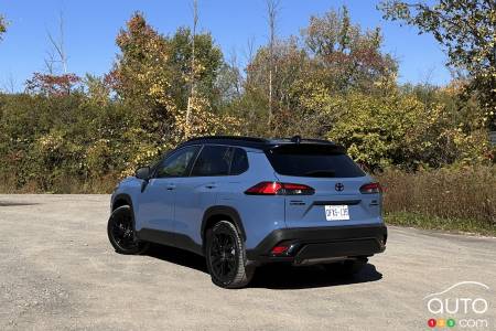Toyota Corolla Cross hybride 2026, trois quarts arrière