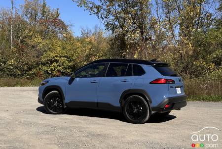 Toyota Corolla Cross hybride 2026, de profil