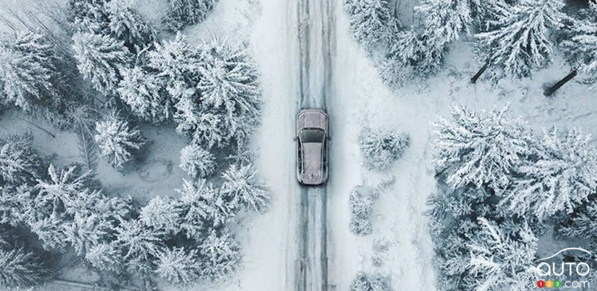 Le Toyota RAV4 2026, sur une route enneigée