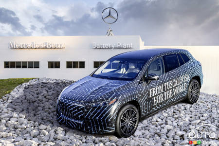 Le nouveau Mercedes-Benz EQS, version VUS, devant la nouvelle usine