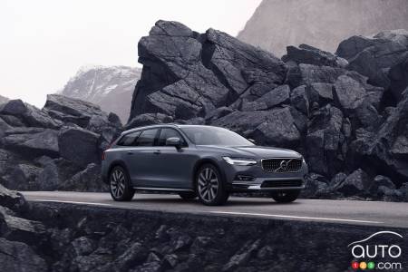The all-new 2024 Volvo V90 Cross Country