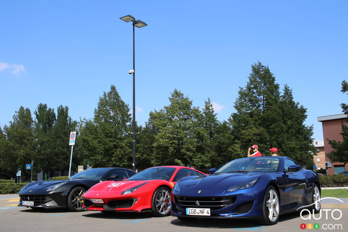 Des visiteurs sont venus au musée avec leur propre Ferrari.