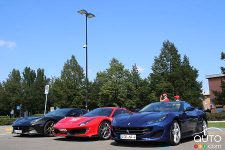 Des visiteurs sont venus au musée avec leur propre Ferrari.