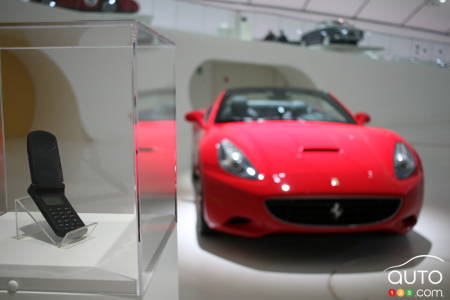 Ferrari a disposé des objets en lien avec l’âge des véhicules exposés.