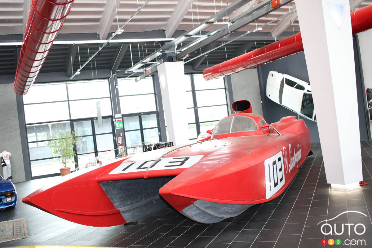 Un bateau de course motorisé par deux moteurs V12 Lamborghini (1992).