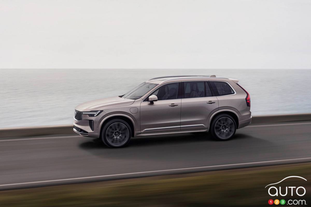 2025 Volvo XC90, on the road