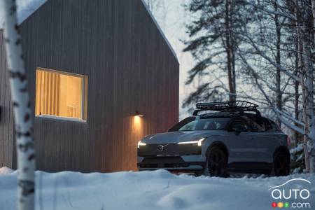 The Volvo EX30 Cross Country, three-quarters front