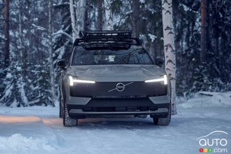 The Volvo EX30 Cross Country, front