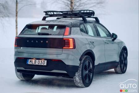 The Volvo EX30 Cross Country, three-quarters rear