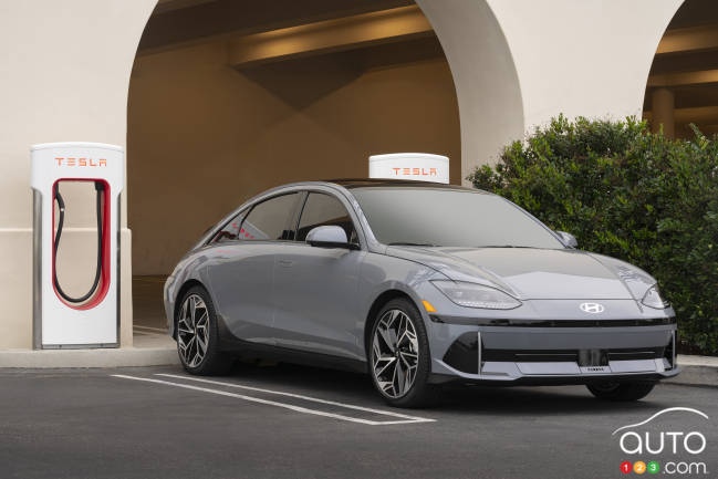 La Hyundai Ioniq 6, près d'une borne du réseau de Tesla