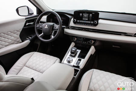 2022 Mitsubishi Outlander, interior