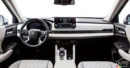 2022 Mitsubishi Outlander, interior