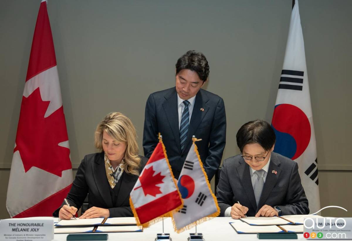 La ministre fédérale de l'Industrie du Canada, Mélanie Joly, et son homologue coréen, Jung-Kwan Kim