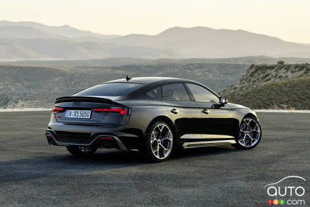 Audi RS5 2023, negro, trasero