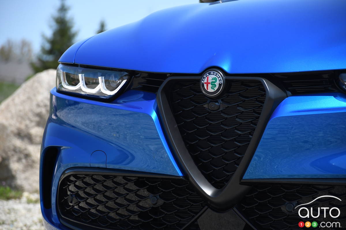 Alfa Romeo Tonale PHEV 2024 bleu