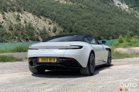 Arrière de l'Aston Martin DB12 2024