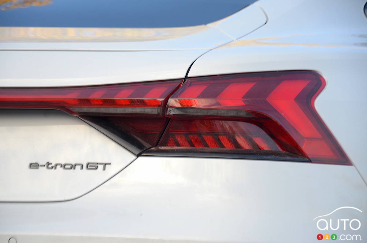 Audi e-tron GT RS 2022, écusson, feu